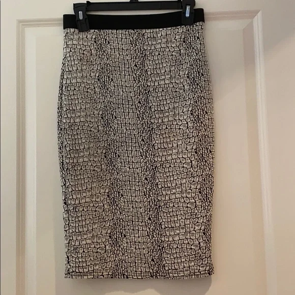 Black and white scale stretch pencil skirt - Picture 3 of 4